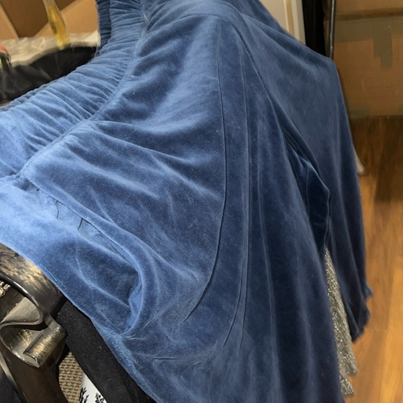 Size  2x  2pants  color Very soft warm. they are very comfortable - Picture 3 of 3